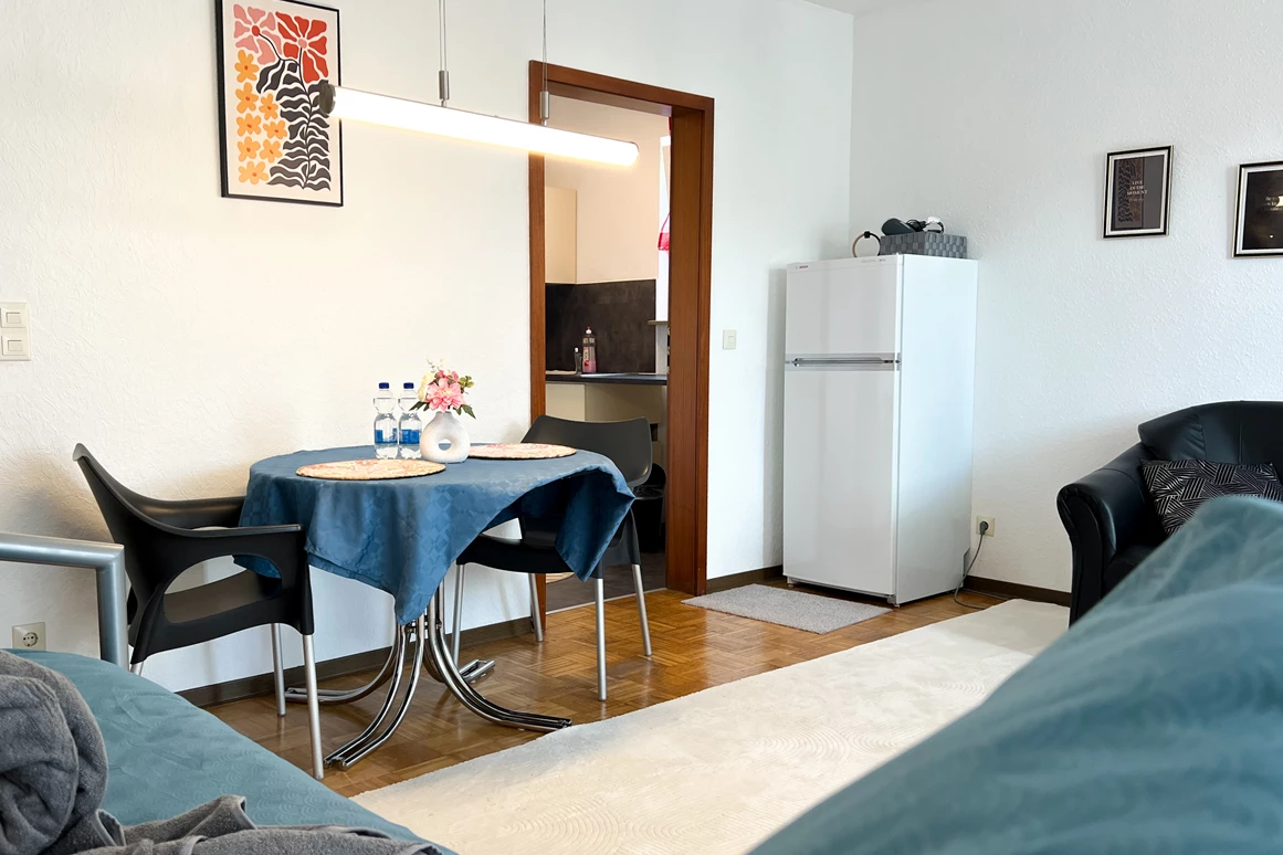 Monteurzimmer: 2-Zimmer-Wohnung mit Balkon – ideal für Monteure & Pendler