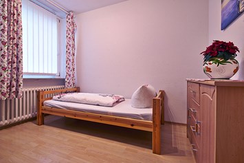 Monteurzimmer: Schlafzimmer mit einem Einzelbett - Bad Pyrmont, Dr.-Harnier-Str. 7, Ferienwohnung 15
