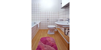 Monteurwohnung - PLZ 31860 (Deutschland) - Bad mit Badewanne und WC. Außerdem ist ein separates Gäste WC vorhanden. - Bad Pyrmont, Dr.-Harnier-Str. 7, Ferienwohnung 15
