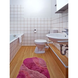Monteurzimmer: Bad mit Badewanne und WC. Außerdem ist ein separates Gäste WC vorhanden. - Bad Pyrmont, Dr.-Harnier-Str. 7, Ferienwohnung 15