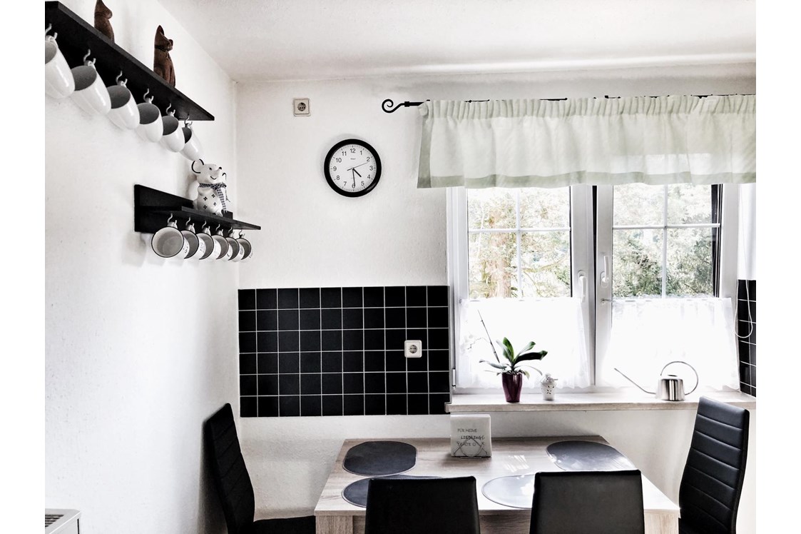 Monteurzimmer: Küche mit Sitzmöglichkeiten - Ferienwohnung Marta