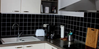 Monteurwohnung - TV - Oberlausitz - Küchenzeile mit Herd, Backofen und Spüle - Ferienwohnung Marta