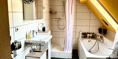 Monteurwohnung - PLZ 97342 (Deutschland) - Badezimmer mit WC, Dusche und Badewanne - Gemütliches Zuhause auf Zeit: Monteurwohnung/Ferienwohnung