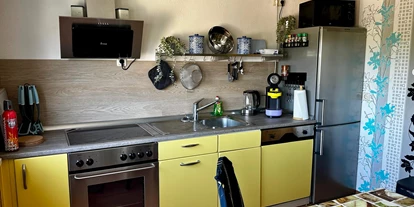 Monteurwohnung - PLZ 97342 (Deutschland) - Küche mit Herd, Backofen, Spülmaschine, Kühlschrank, Mikrowelle usw. - Gemütliches Zuhause auf Zeit: Monteurwohnung/Ferienwohnung
