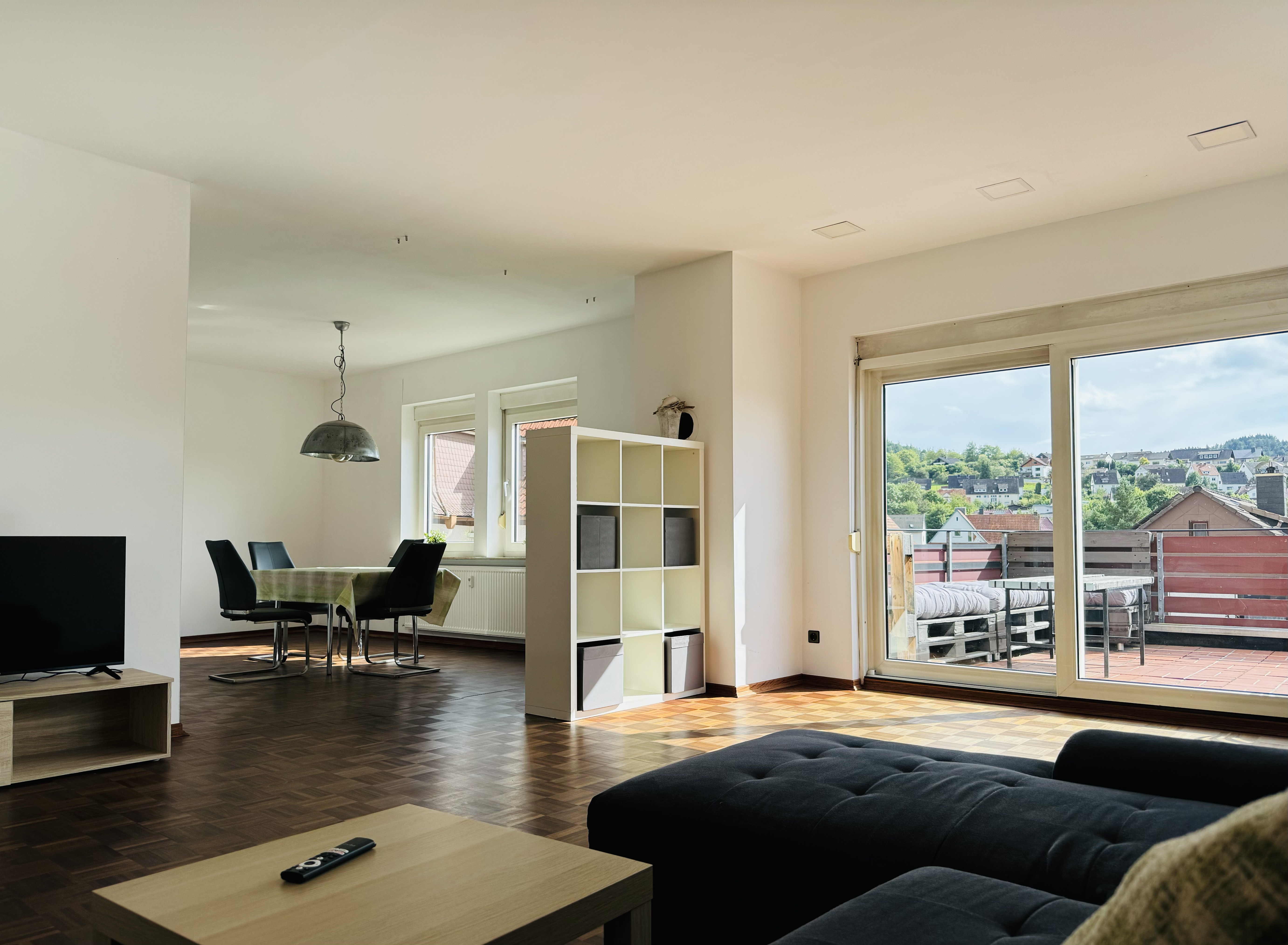 Monteurwohnung - PLZ 36205 (Deutschland) - Wohn-Esszimmer - Große, gemütliche Wohnung mit Balkon