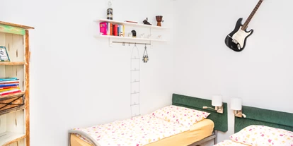 Monteurwohnung - Art der Unterkunft: Apartment - Österreich - Sissi Firstbedroom 2 Einzelbetten.
Jedes Bett hat eine eigene Tischlampe, Leselampe und eine 220-Volt-Steckdose mit USB-Anschluss
Sissi Firstbedroom 2 lits simples.
Chaque lit a sa propre lampe de table, lampe de lecture et une prise de courant de 220 volts avec port USB - Senator-Flats Sissi