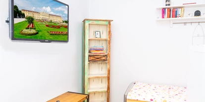 Monteurwohnung - Art der Unterkunft: Apartment - Österreich - Sissi Firstbedroom 2 Einzelbetten & TV + 
Jedes Bett hat eine eigene Tischlampe, Leselampe und eine 220-Volt-Steckdose mit USB-Anschluss
Sissi Firstbedroom 2 lits simples & TV
Chaque lit a sa propre lampe de table, lampe de lecture et une prise de courant de 220 volts avec port USB - Senator-Flats Sissi