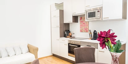 Monteurwohnung - Art der Unterkunft: Apartment - Österreich - Sissi Küche, Estisch, und Bettbank 
Sissi kitchen, Estonian, and bedside table - Senator-Flats Sissi