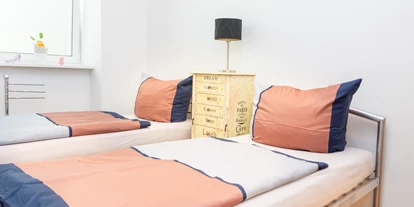 Monteurwohnung - Art der Unterkunft: Apartment - Österreich - Sissi Master Room 2 Einzelbetten.
Jedes Bett hat eine eigene Tischlampe, Leselampe und eine 220-Volt-Steckdose mit USB-Anschluss
Sissi Master Room 2 lits simples.
Chaque lit a sa propre lampe de table, lampe de lecture et une prise de courant de 220 volts avec port USB - Senator-Flats Sissi