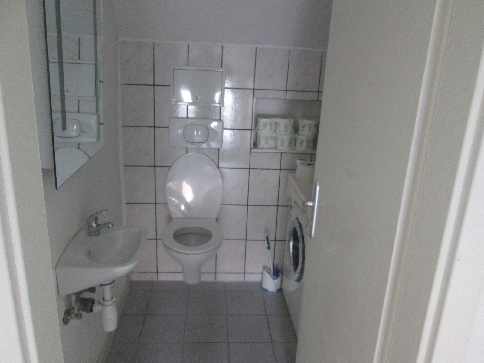 Monteurzimmer: Bad mit Toilette und Dusche - Ruhige Zimmer Ferienwohnung für Urlauber oder Monteure in Zentraler Lage Stadtmitte Nördlingen