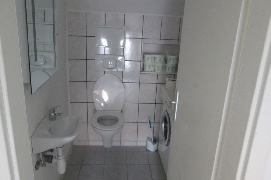 Monteurzimmer: Bad mit Toilette und Dusche - Ruhige Zimmer Ferienwohnung für Urlauber oder Monteure in Zentraler Lage Stadtmitte Nördlingen