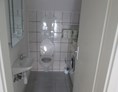 Monteurzimmer: Bad mit Toilette und Dusche - Ruhige Zimmer Ferienwohnung für Urlauber oder Monteure in Zentraler Lage Stadtmitte Nördlingen