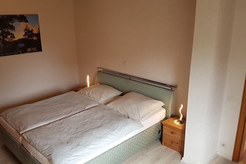 Monteurzimmer: Schlafzimmer mit hohen Doppelbett - Fewo Mendig 4 Berge 