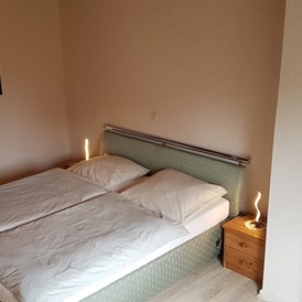 Monteurzimmer: Schlafzimmer mit hohen Doppelbett - Fewo Mendig 4 Berge 