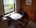 Monteurzimmer: Küchen Sitzevke mit ausziehbaren Tisch - Fewo Mendig 4 Berge 