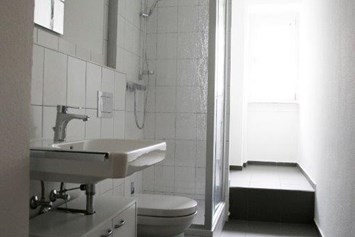 Monteurzimmer: Badezimmer und noch ein weiteres WC vorhanden - Zimmer in Waldaschaff