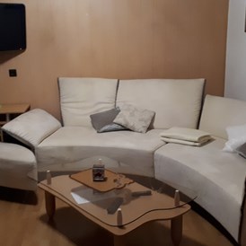 Monteurzimmer: gemütliche moderne Couch und Flachbildfernseher - Ferienwohnung Mika 1km von Bad Marienberg