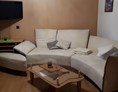 Monteurzimmer: gemütliche moderne Couch und Flachbildfernseher - Ferienwohnung Mika 1km von Bad Marienberg