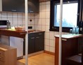 Monteurzimmer: voll ausgestattete Küche mit Beleuchtung - Ferienwohnung Mika 1km von Bad Marienberg
