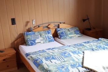 Monteurzimmer: Schlafzimmer mit Doppelbett - Ferienwohnung Mika 1km von Bad Marienberg
