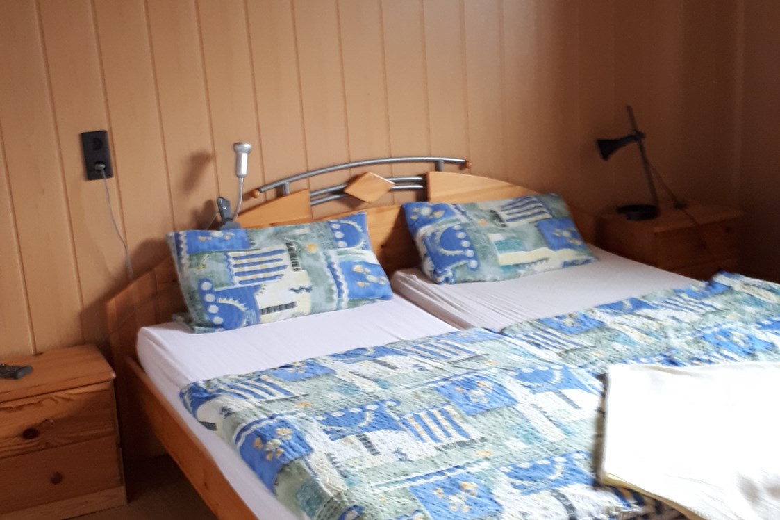 Monteurzimmer: Schlafzimmer mit Doppelbett - Ferienwohnung Mika 1km von Bad Marienberg