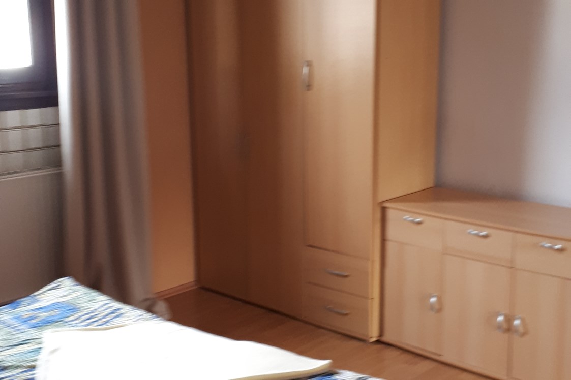 Monteurzimmer: Schränke im Schlafzimmer - Ferienwohnung Mika 1km von Bad Marienberg