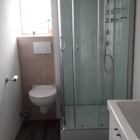 Monteurzimmer: neues modernes Tageslichtbad mit Dusche, WC und Waschtisch - Ferienwohnung Mika 1km von Bad Marienberg