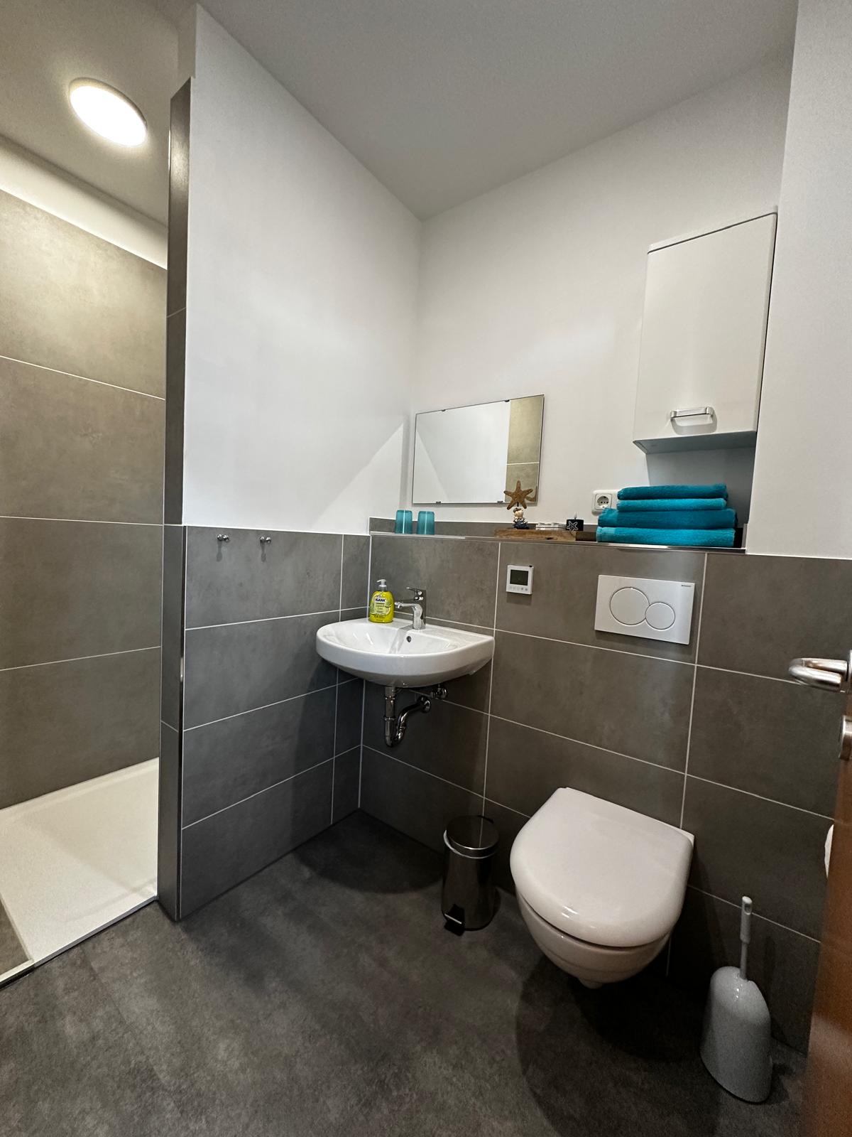 Monteurwohnung - Kühlschrank - Sachsen-Anhalt - Bad Zimmer 1 im EG
(alle weiteren 3 Bäder ähnlich aufgeteilt) - Pension Ohreblick in Loitsche