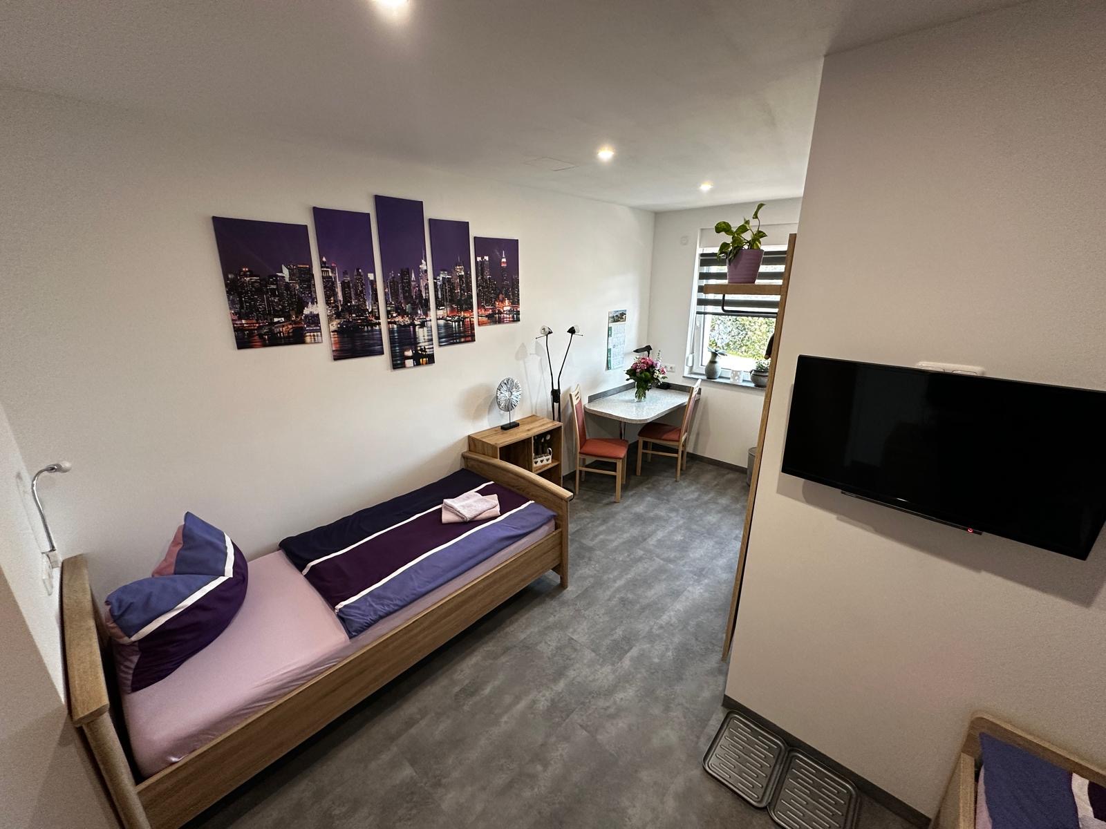 Monteurwohnung - Kühlschrank - Sachsen-Anhalt - Zimmer 2 mit Arbeitsplatz / Schreibtisch im EG - Pension Ohreblick in Loitsche