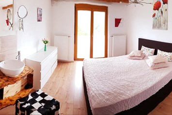 Monteurzimmer: Das Schlafzimmer mit Boxspringbett für 2 Personen - Ferienwohnungen Monfreda - Made for better days 