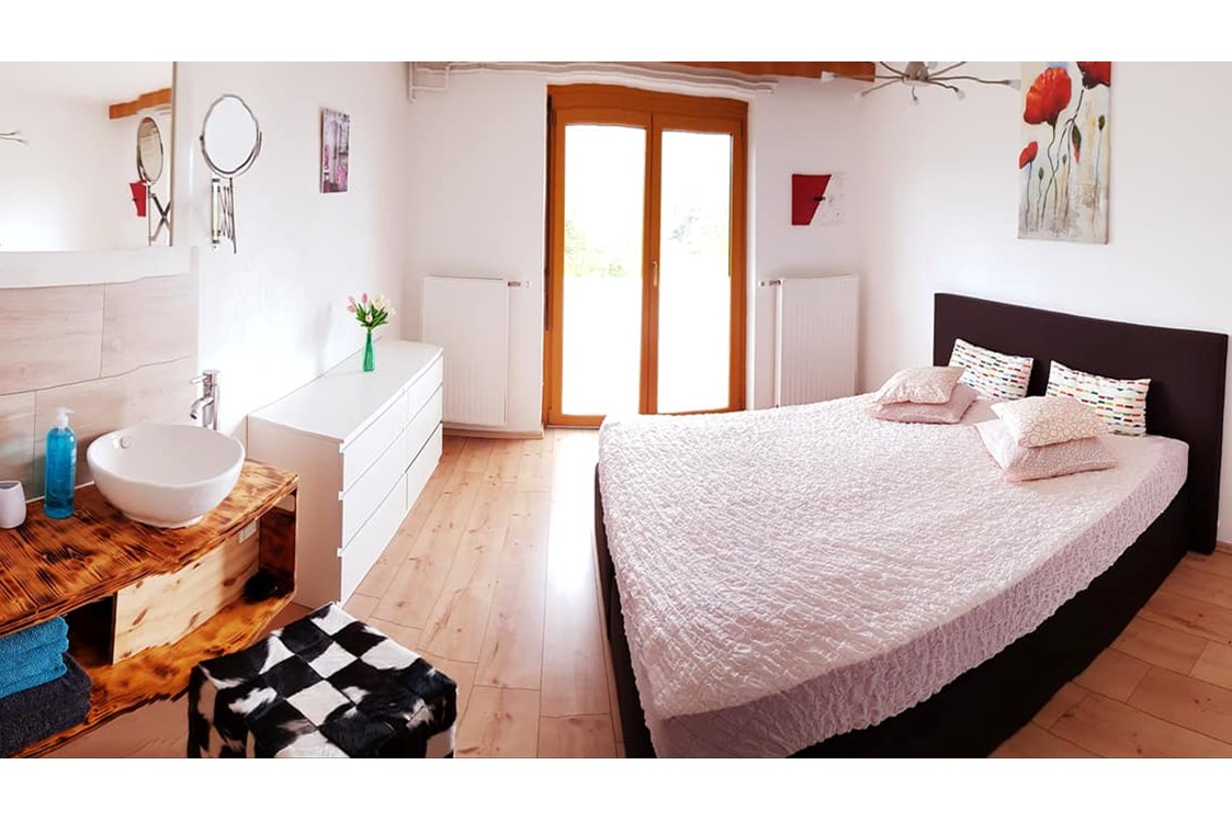 Monteurzimmer: Das Schlafzimmer mit Boxspringbett für 2 Personen - Ferienwohnungen Monfreda - Made for better days 