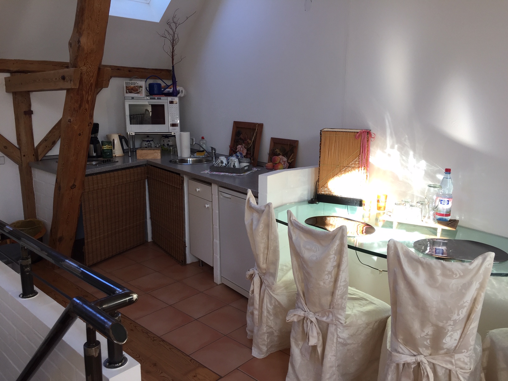 Monteurwohnung - Zimmertyp: Mehrbettzimmer - Jüterbog - Küchenzeile mit Esstisch und vier Stühle - Monteurwohnung Luckenwalde/Frankenfelde