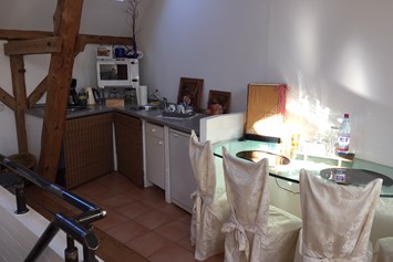 Monteurwohnung: Küchenzeile mit Esstisch und vier Stühle - Monteurwohnung Luckenwalde/Frankenfelde