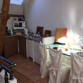 Monteurwohnung: Küchenzeile mit Esstisch und vier Stühle - Monteurwohnung Luckenwalde/Frankenfelde