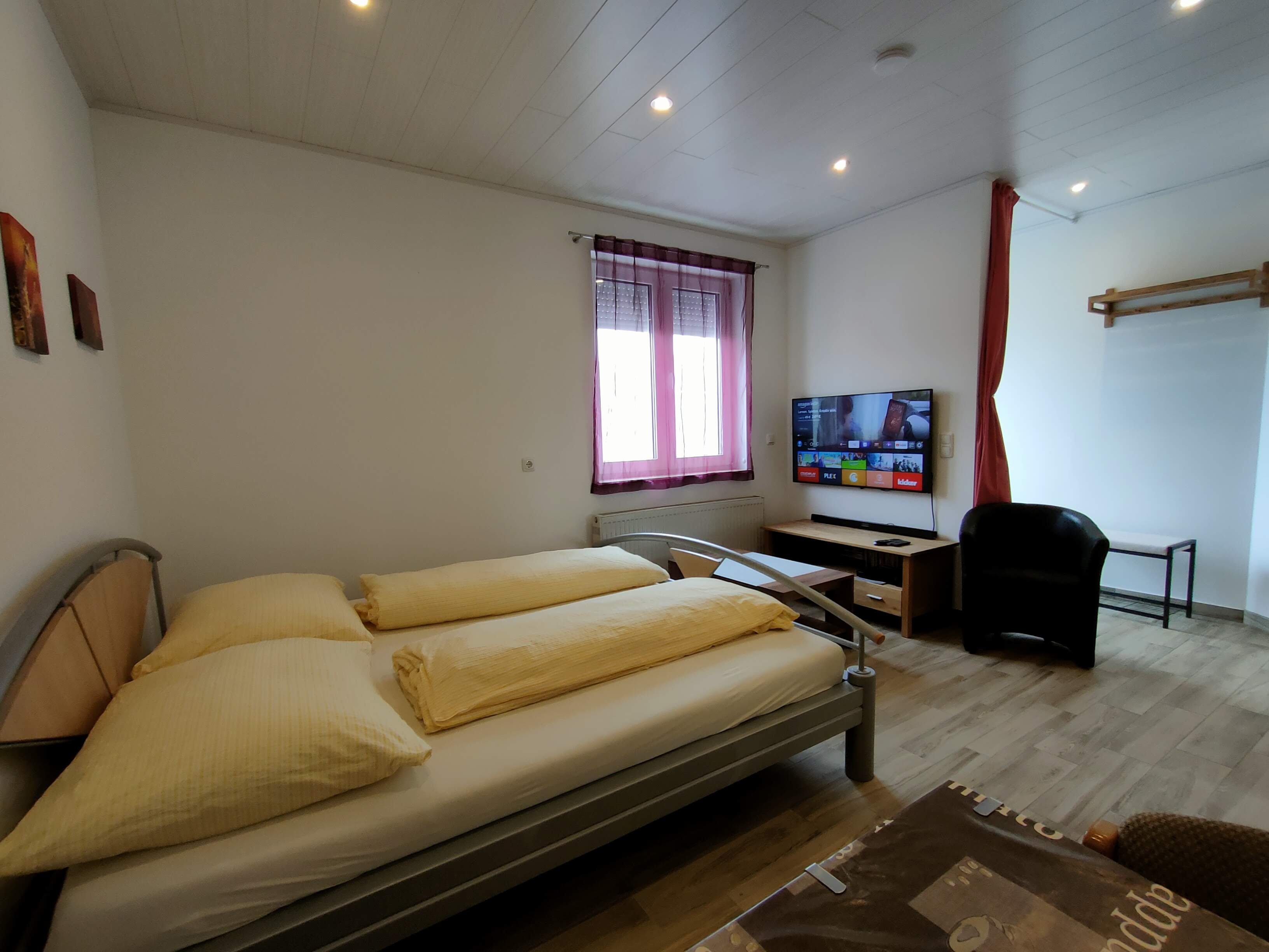 Monteurzimmer: Zimmer mit Doppelbett - Monteurzimmer Rüstorf nähe Traunfall