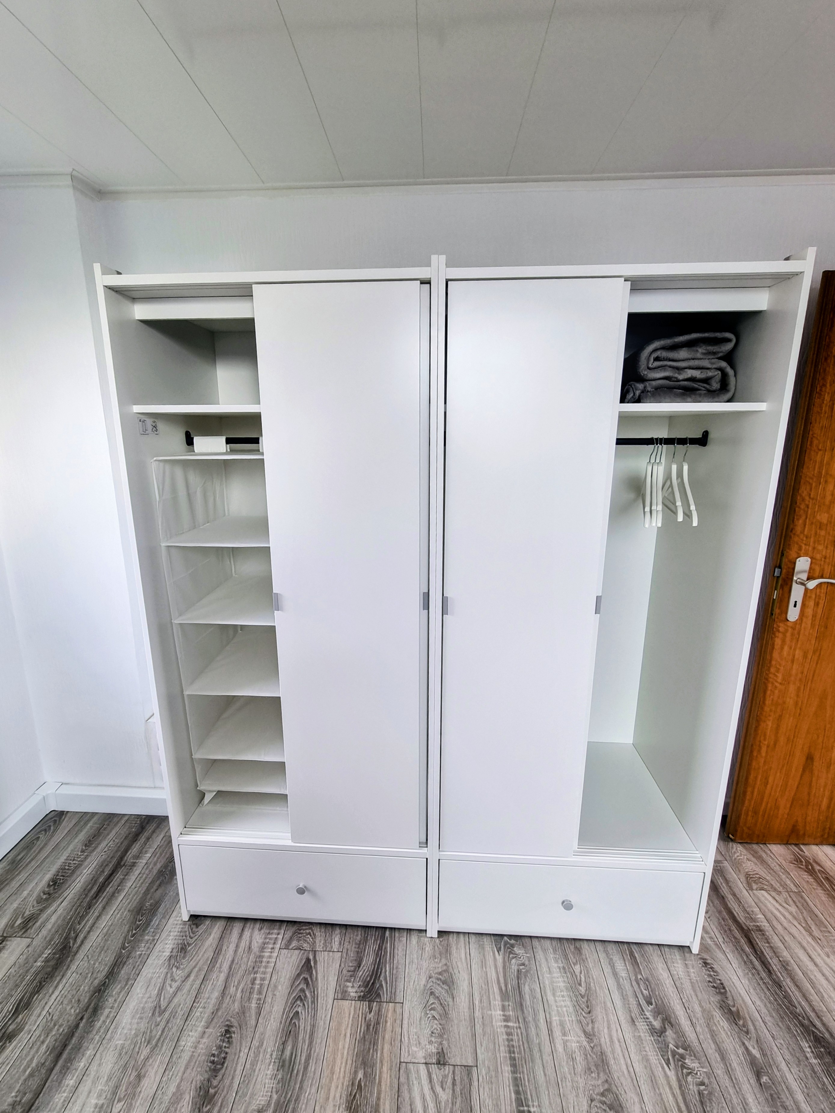 Monteurzimmer: Eigenen Kleiderschrank - Strabonhaus