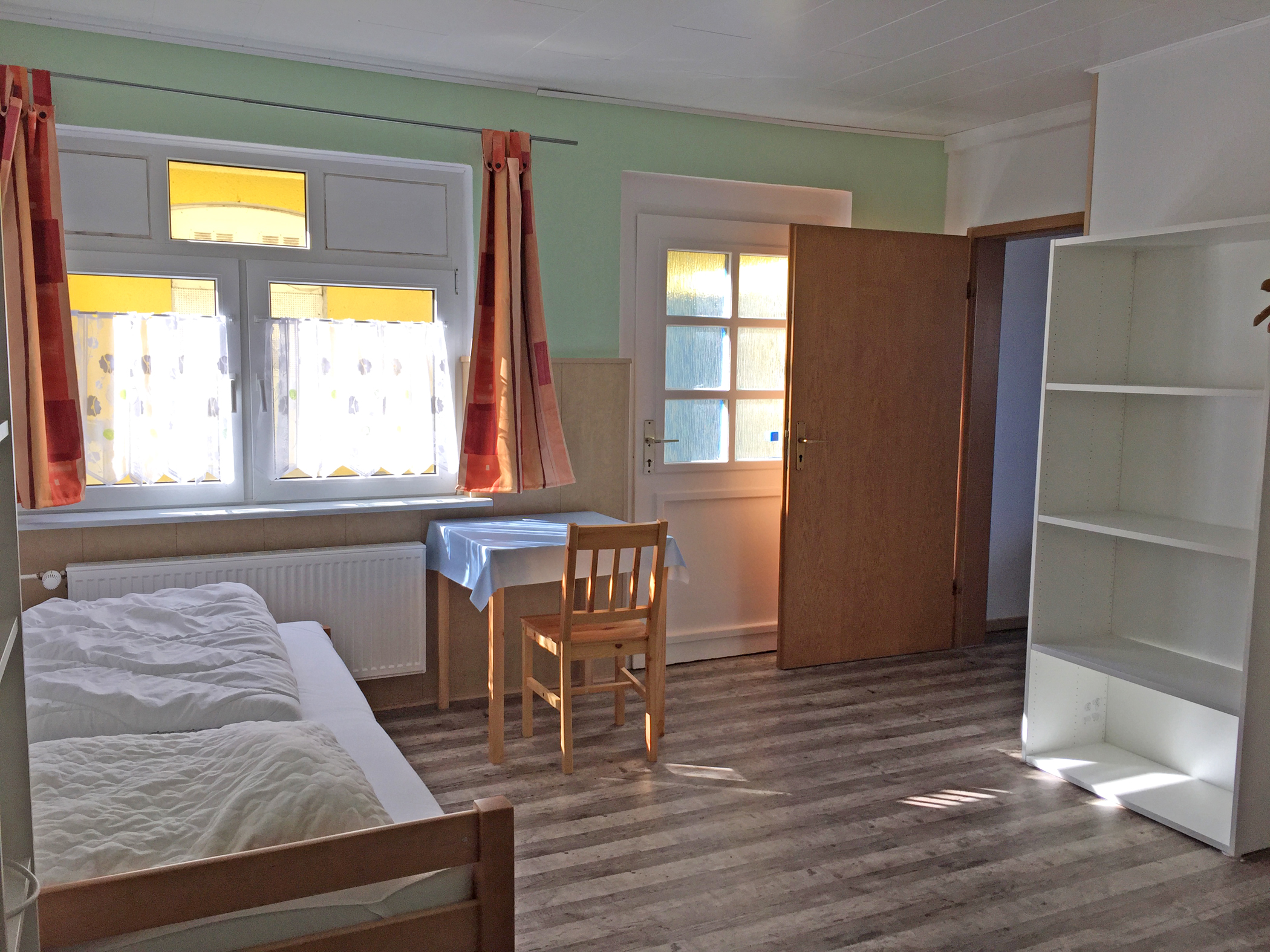 Monteurwohnung - Badezimmer: eigenes Bad - Mecklenburg-Vorpommern - Ferienwohnung 3, Schlafraum mit 2 Betten, Zugang zur Terasse - Craftman's Home