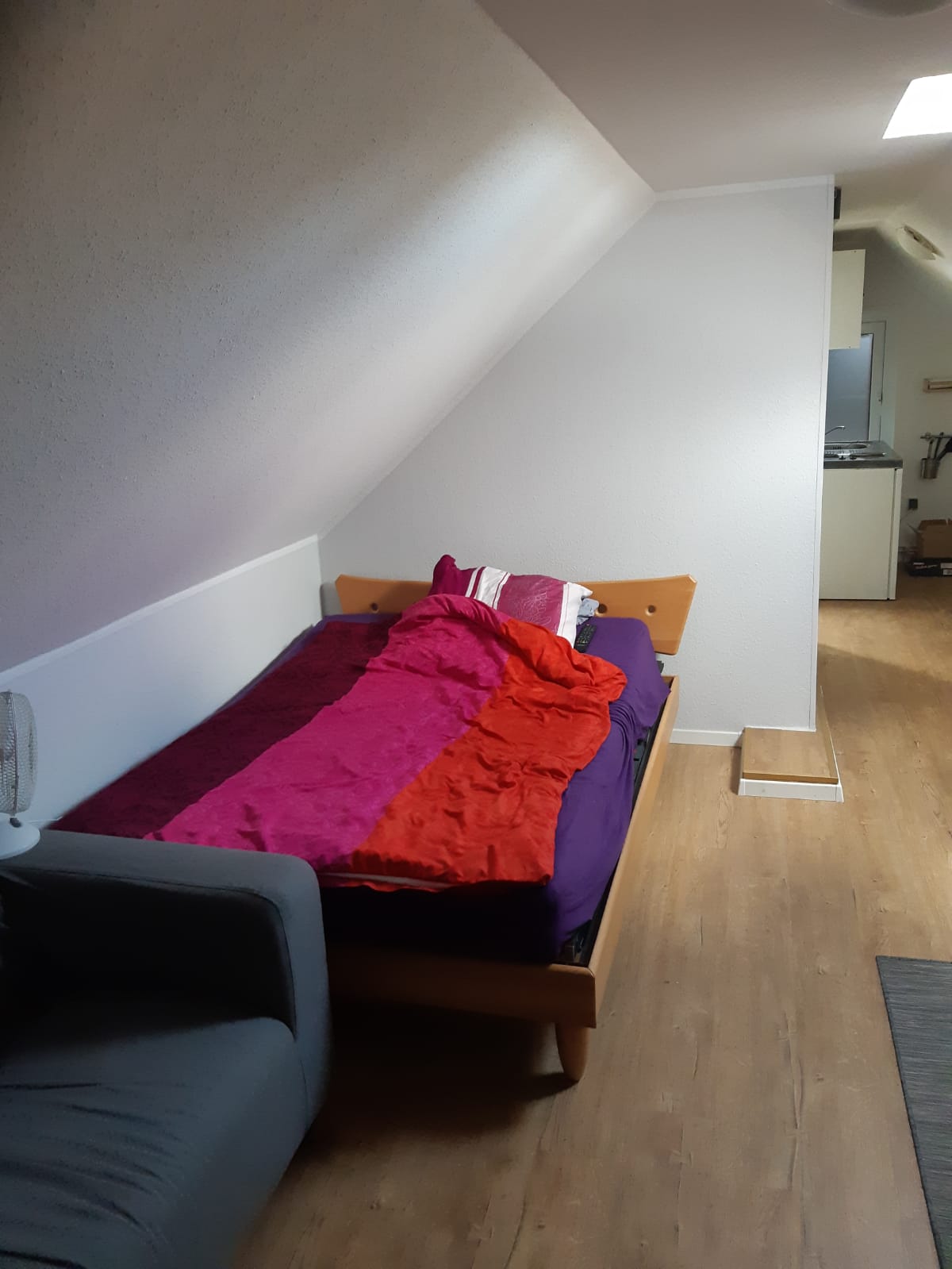 Monteurwohnung - Bettwäsche: Bettwäsche inklusive - Dachgeschosswohnung 