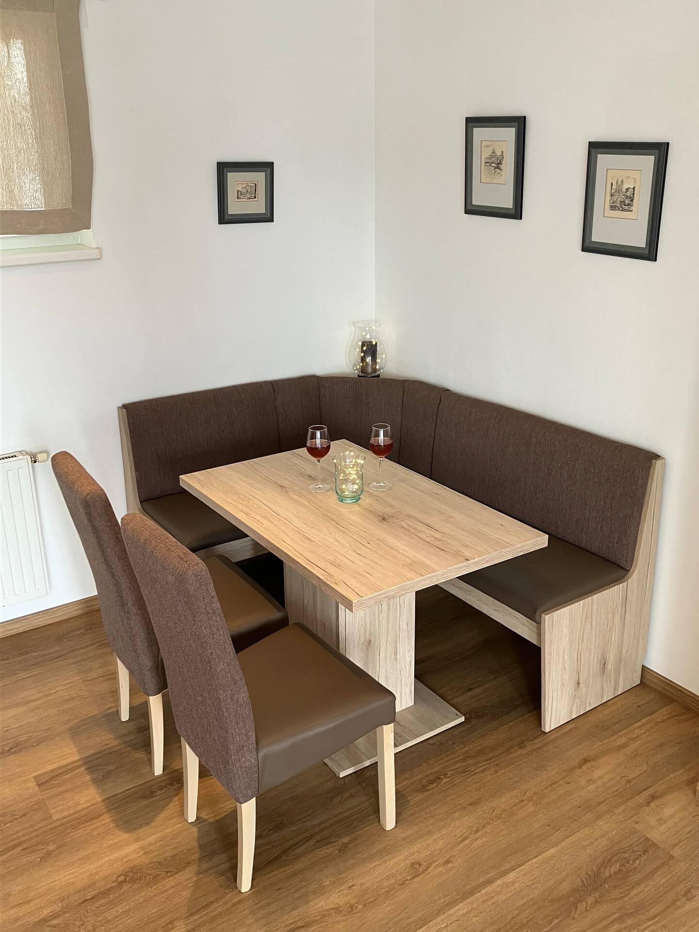 Monteurzimmer: Wohnzimmer - Geräumige Wohnung mit Balkon 