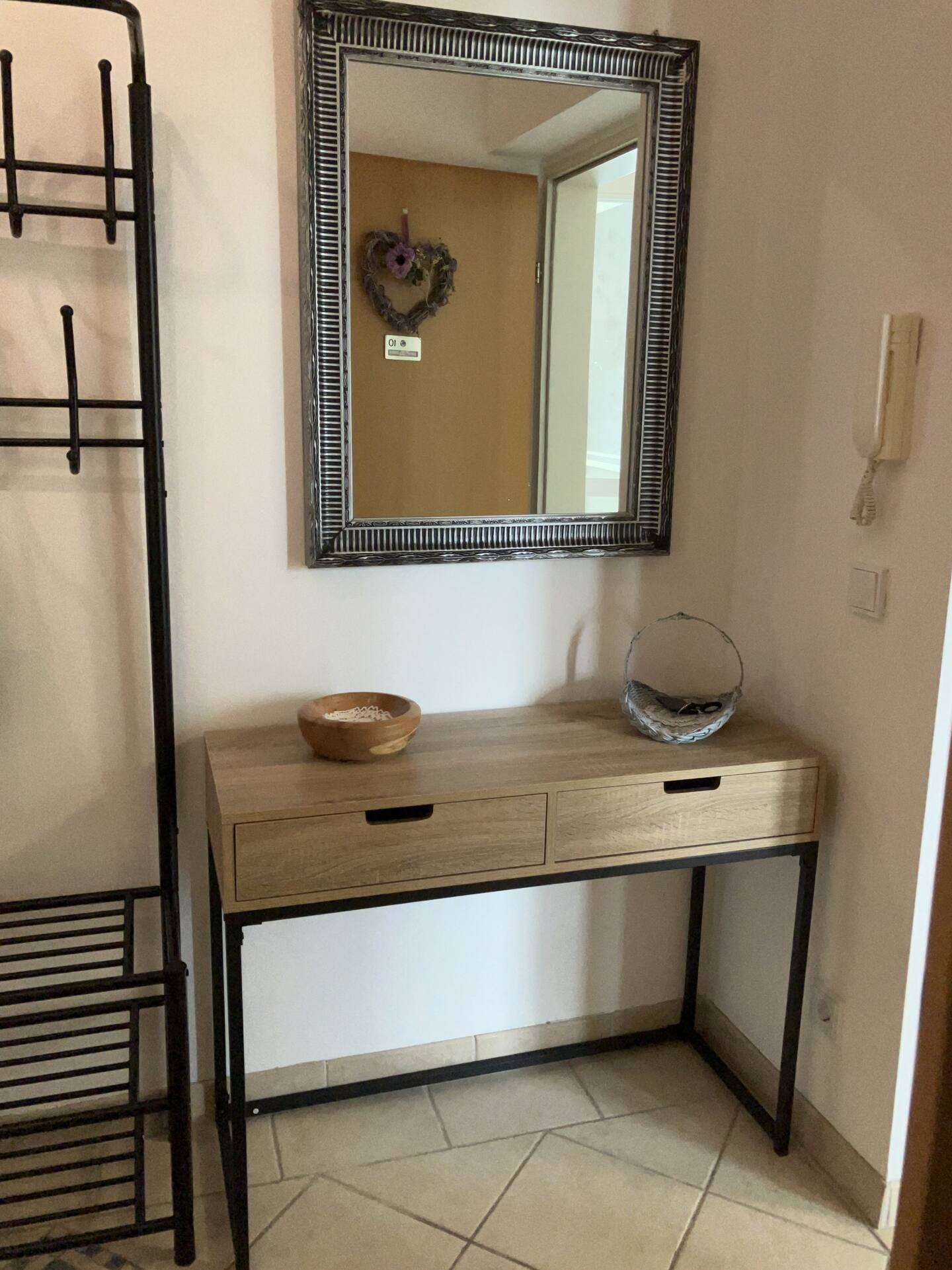 Monteurzimmer: Eingangsbereich - Geräumige Wohnung mit Balkon 