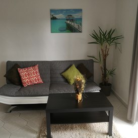 Monteurwohnung: Sofa kann auch als Schlafsofa verwendet werden  - Monteurwohnung Sauter