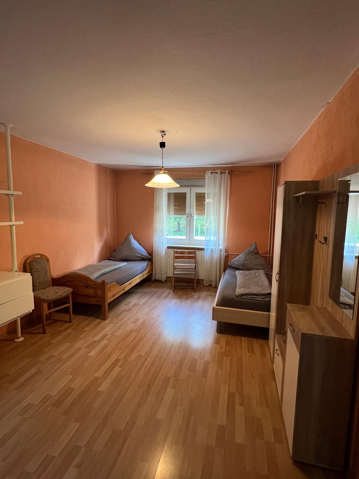 Monteurwohnung - Zimmertyp: Mehrbettzimmer - Hessen - Schlafzimmer mit 3 Einzelbetten  - ASX  TRUB 