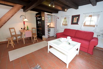 Monteurzimmer: Wohn-Schlafbereich
mit Doppelbett und ausziehbarer Couch
Küchennische
Essplatz - Gästehaus Nitsch