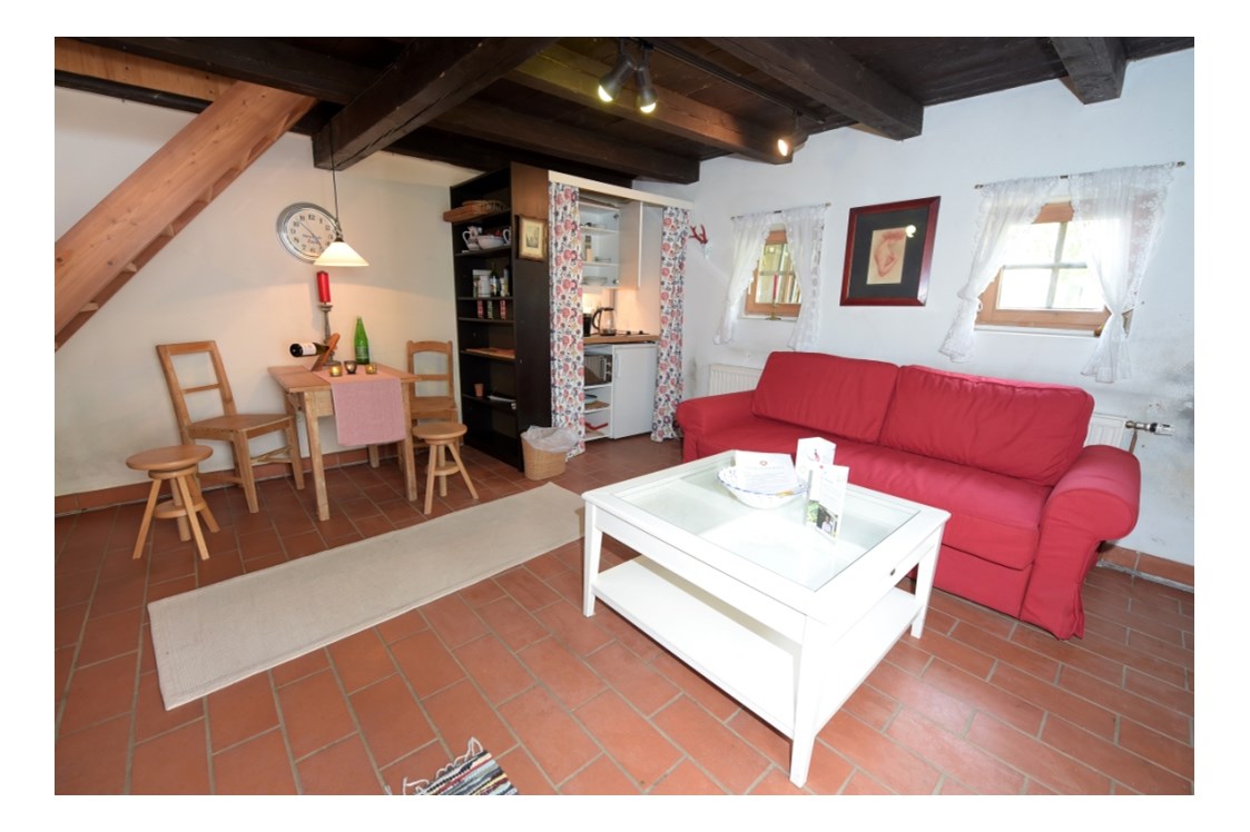 Monteurzimmer: Wohn-Schlafbereich
mit Doppelbett und ausziehbarer Couch
Küchennische
Essplatz - Gästehaus Nitsch