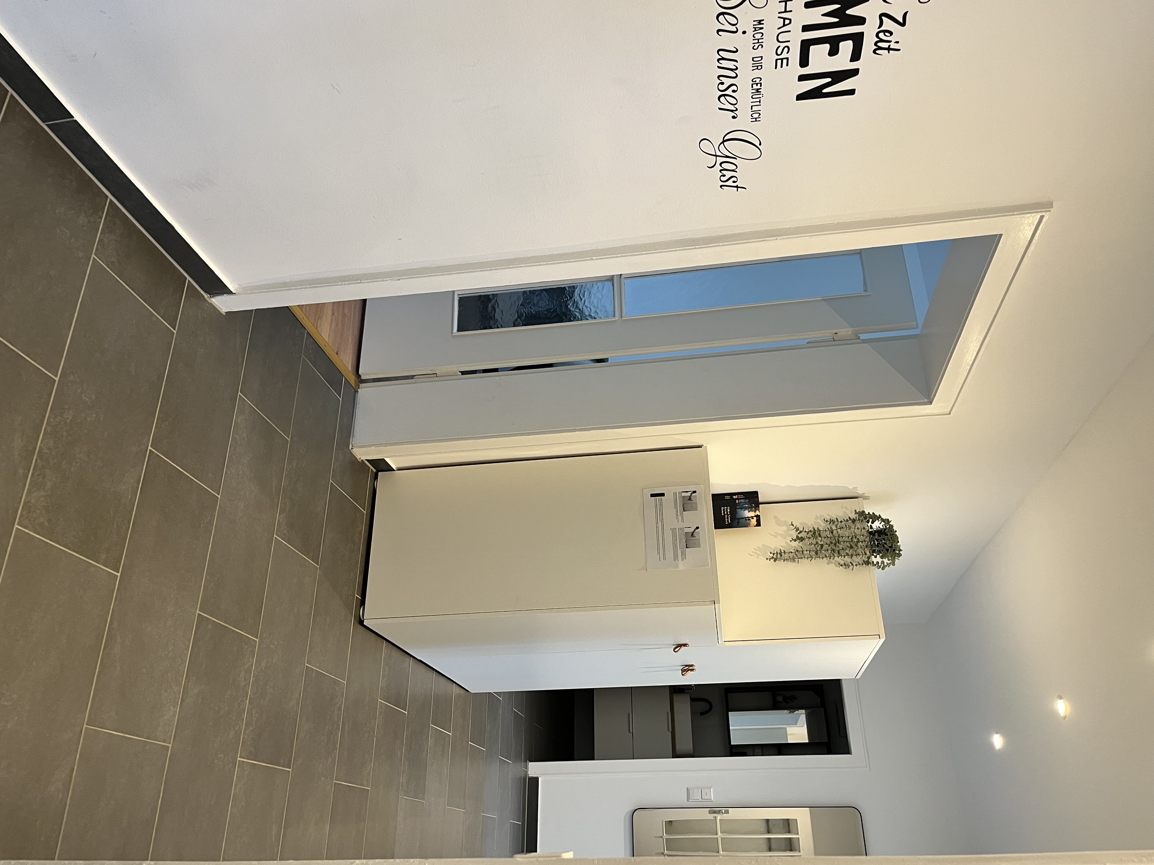 Monteurzimmer: Großzügiger Flurbereich  - 3-Zimmerwohnung Goldstadt Apartments