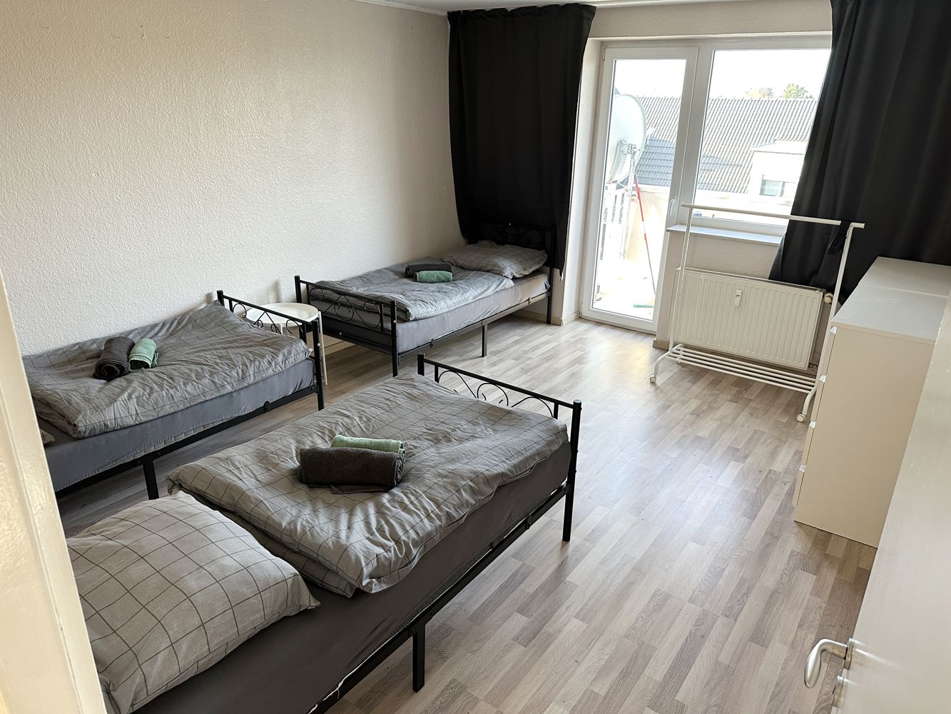 Monteurzimmer: Ferienwohnung Raunheim Schlafzimmer - HomeRent in Raunheim bei Groß-Gerau