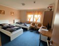 Monteurzimmer: Doppelzimmer mit Einzelbett, Fernseher, Wifi bzw. Wlan, Kühlschrank Dusche und WC
 - Pension Vanessa Kronau