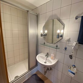 Monteurzimmer: Dusche und WC - Pension Vanessa Kronau