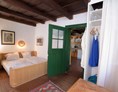 Monteurzimmer: Schlafzimmer mit Doppelbett
Zugang Badezimmer - Landhaus Nitsch