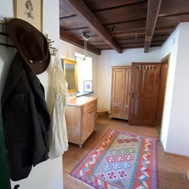 Monteurzimmer: Schlafzimmer mit Doppelbett
Zugang Badezimmer - Landhaus Nitsch
